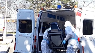 Koronavírus - Beteget szállítanak el a mentők a Pesti úti idősotthonból