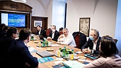 Orbán Viktor virulógusokkal egyeztetett 2020. április 9-én
