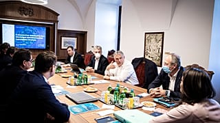 Orbán Viktor virulógusokkal egyeztetett 2020. április 9-én