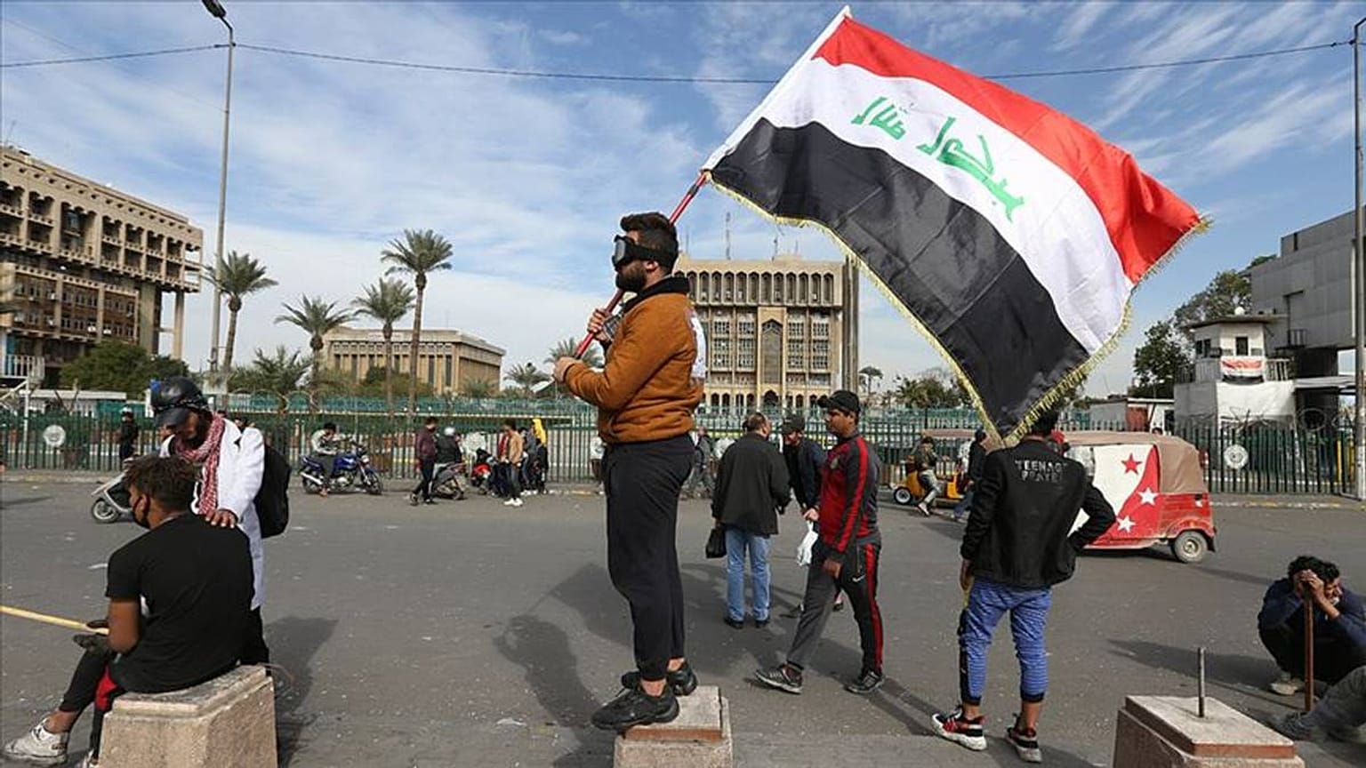 Irak'ta bir ayda üçüncü başbakan adayı: Eski istihbarat başkanı Kazimi görevi devraldı