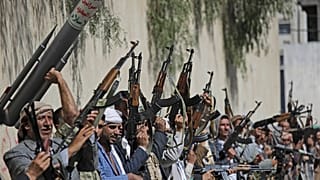 الحوثيون يرفعون أسلحتهم خلال تجمع في صنعاء،اليمن