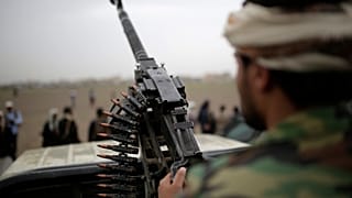 متمرّد حوثي يحمل سلاحًا خلال تجمّع يهدف لتعبئة المزيد من المقاتلين الحوثيين بصنعاء في اليمن 01/08/2019