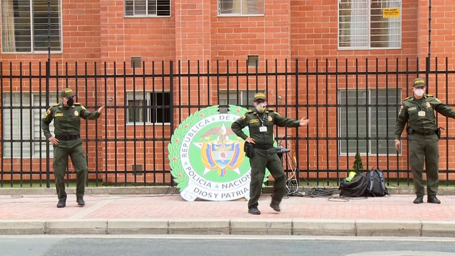 Zumba policial en Colombia para levantar el ánimo en la cuarentena