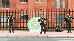 Zumba policial en Colombia para levantar el ánimo en la cuarentena