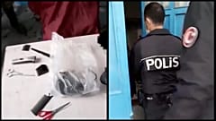 قوات الشرطة التركية تداهم دكان حلاقة - صورة من الهاتف المحمول