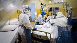 Des personnels de l'unité de soins intensifs de l'hôpital Franco-Britannique de Levallois-Perret soignent un patient atteint de covid-19