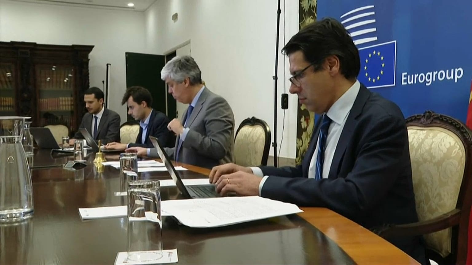 Győzelemként ünneplik az eurózóna pénzügyminiszterei, hogy meg tudtak állapodni
