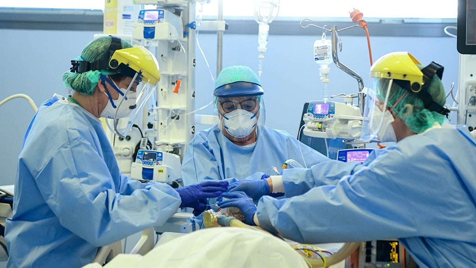 Un membre du personnel médical prend en charge un patient infecté par le nouveau coronavirus, à la division COVID-19 de l'hôpital ASST Papa Giovanni XXIII de Bergame