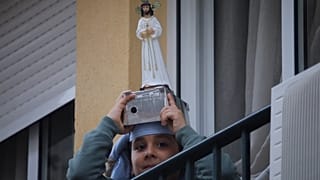 Flamenco prayers sung from balconies in Andalusia despite pandemic
