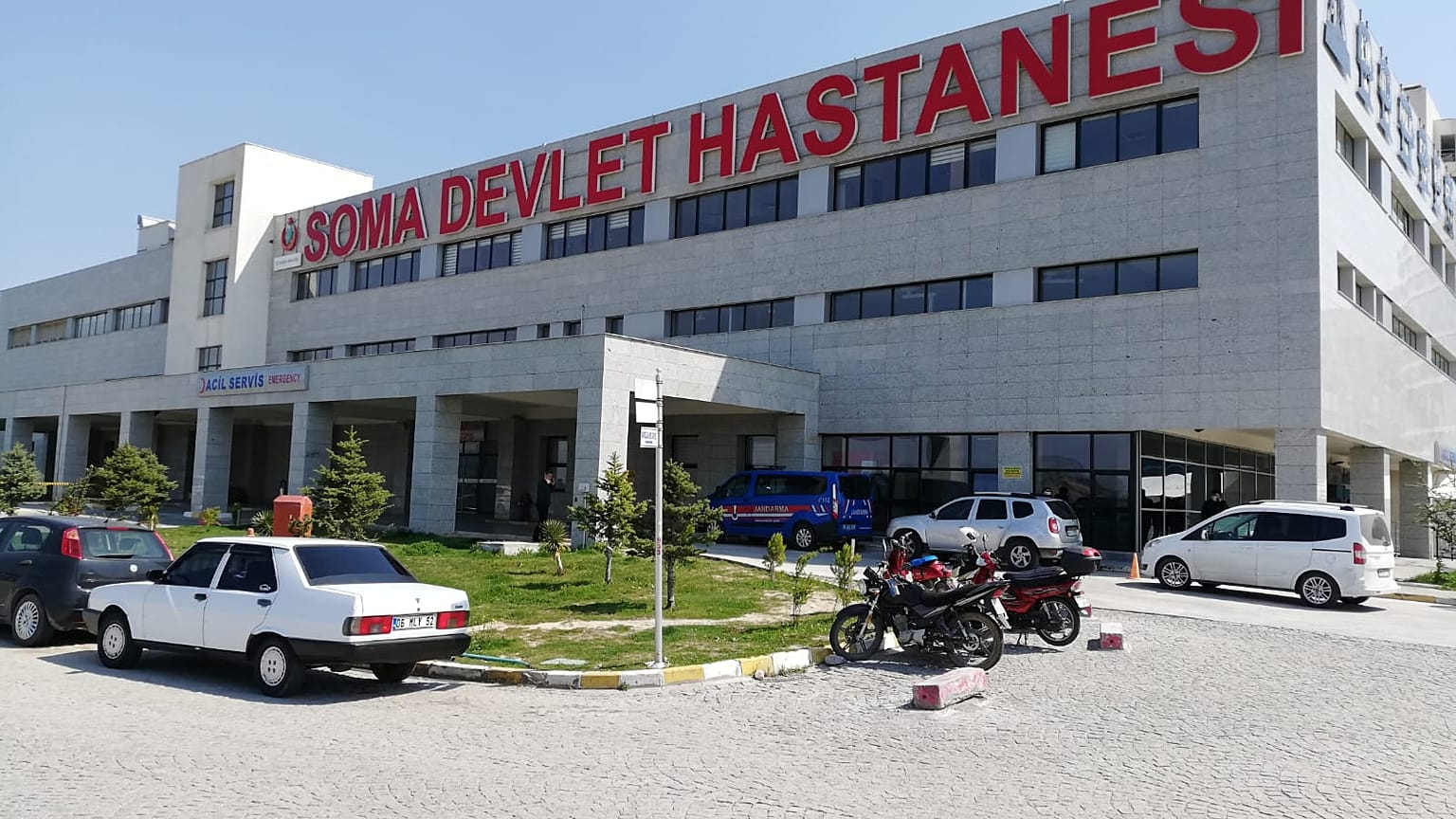 Manisa'nın Soma ilçesinde bir maden ocağında meydana gelen göçükten kurtarılan yaralı işçi, Soma Devlet Hastanesine sevk edildi