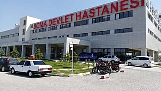 Manisa'nın Soma ilçesinde bir maden ocağında meydana gelen göçükten kurtarılan yaralı işçi, Soma Devlet Hastanesine sevk edildi