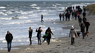 Kirándulók a Balti-tenger partján (archív)