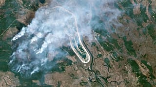 El incendio, a las puertas de la central nuclear este jueves.