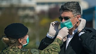 Zoran Milanović, horvát államfő a földrengés okozta károk megtekintése előtt