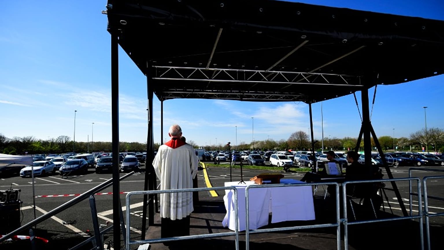 Karfreitag mit menschenleeren Kirchen und Autogottesdienst