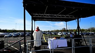 Karfreitag mit menschenleeren Kirchen und Autogottesdienst