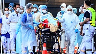  Une équipe médicale prenant en main un patient atteint du Covid-19, après son arrivée en TGV médicalisé dans la gare de Bordeaux, en France, le 10 avril 2020.