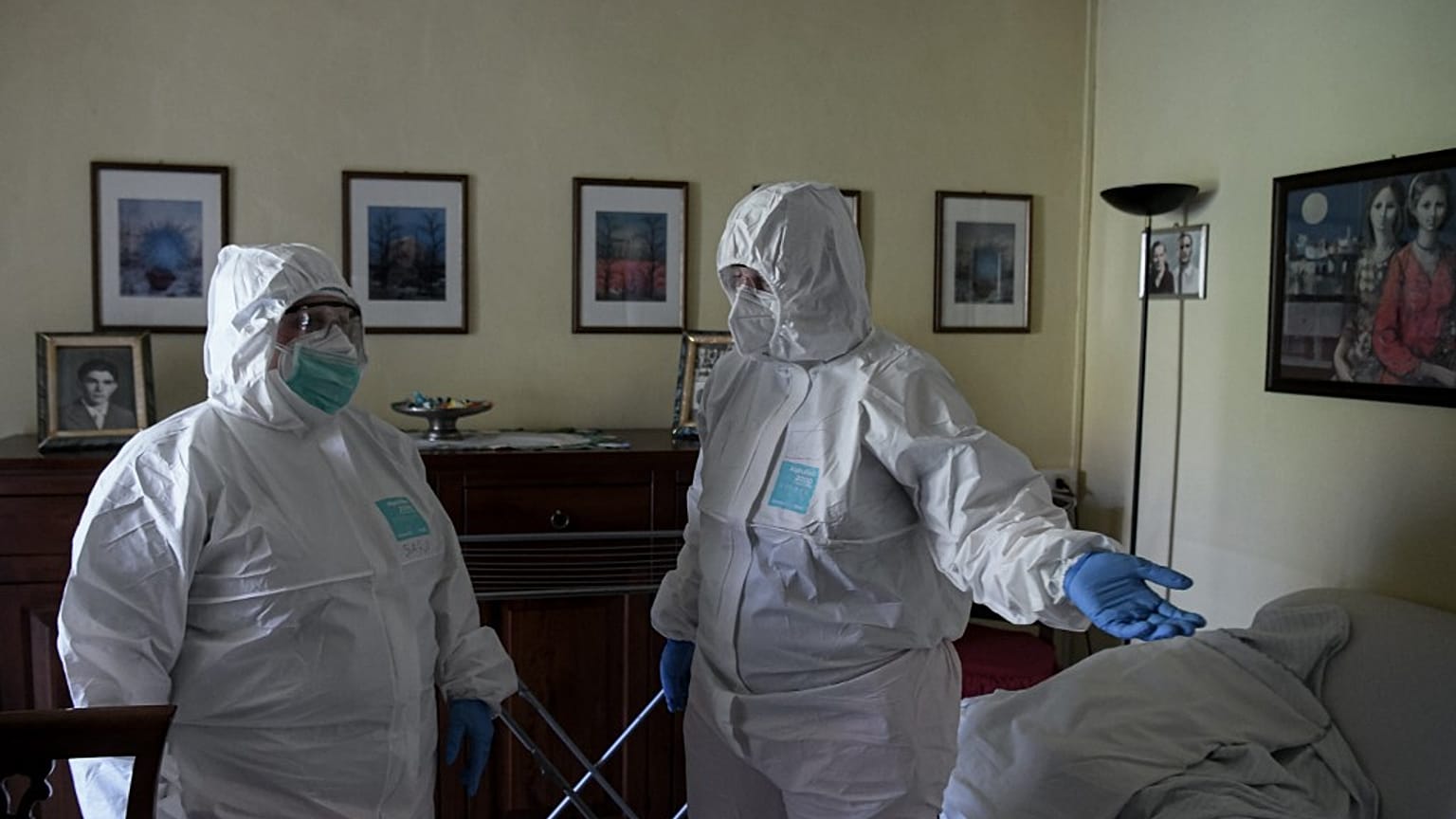 Voluntarias con traje de protección
