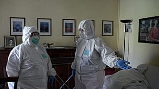 Voluntarias con traje de protección