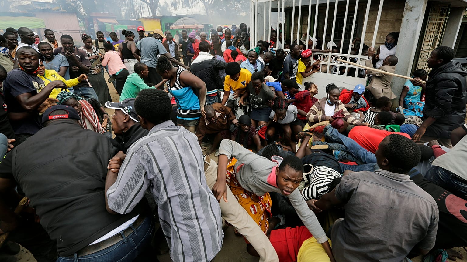 Kenya'nın başkenti Nairobi'de koronavirüs yardımı sırasında izdiham yaşandı