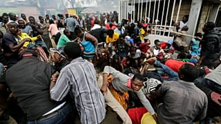 Kenya'nın başkenti Nairobi'de koronavirüs yardımı sırasında izdiham yaşandı