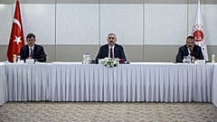 Adalet Bakanı Abdulhamit Gül (ortada)