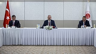 Adalet Bakanı Abdulhamit Gül (ortada)