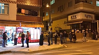Sokağa çıkma yasağının ardından halk market ve fırınlara akın etti