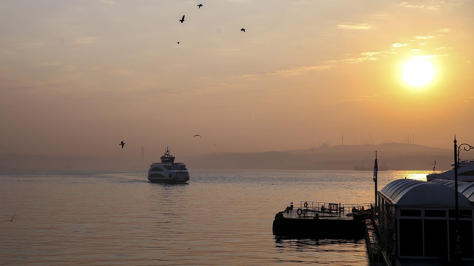 İstanbul'da metrobüs, vapur ve otobüsler hizmet vermeye devam ediyor