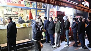 Sokağa çıkma yasağı öncesi başkentteki market ve fırınlarda yoğunluk yaşandı