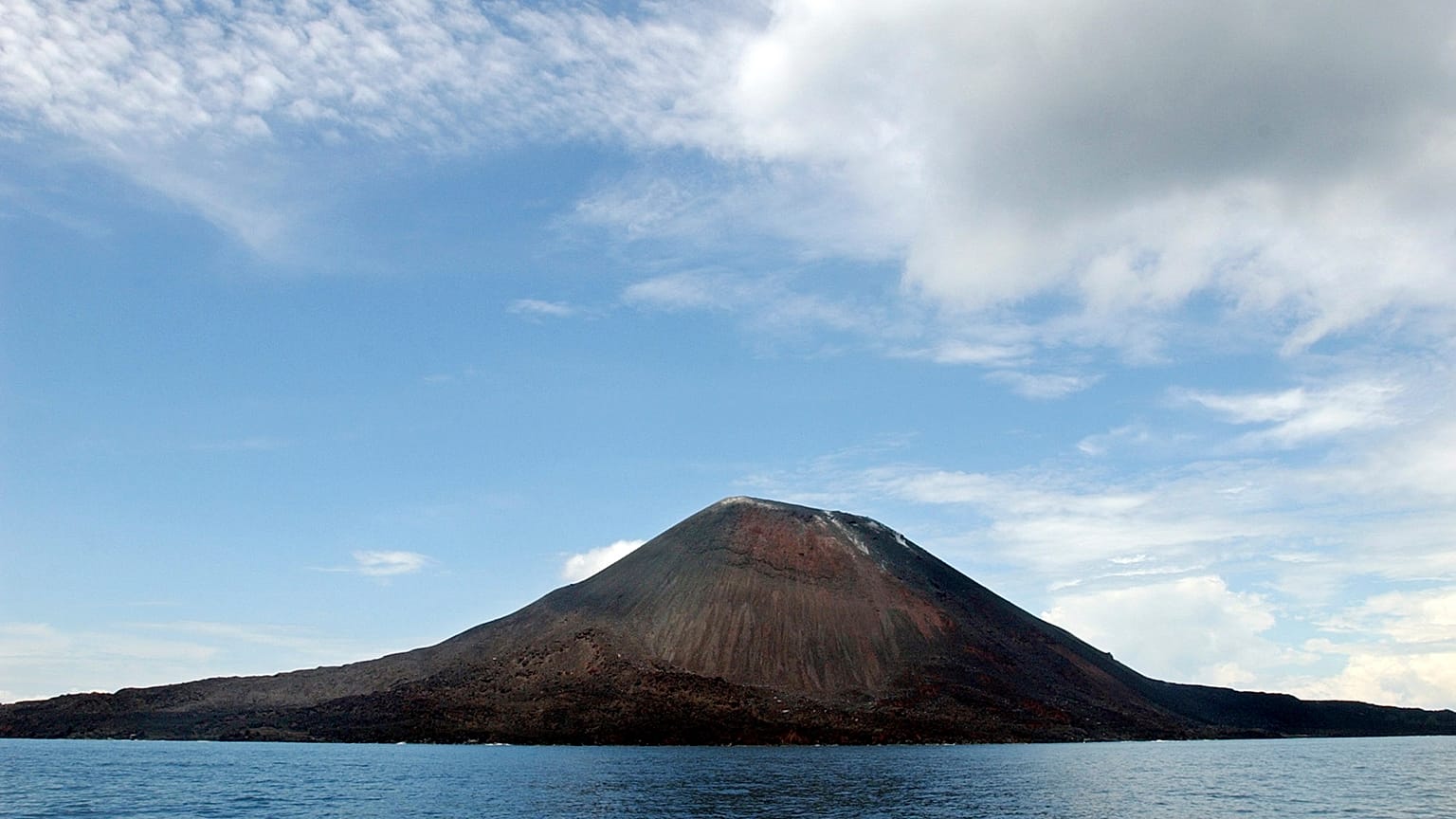 Endonezya'daki Anak Krakatau Yanardağı, 10 Nisan 2004