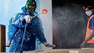 تطهير الساحات والشوارع في إندونيسيا من فيروس كورونا 