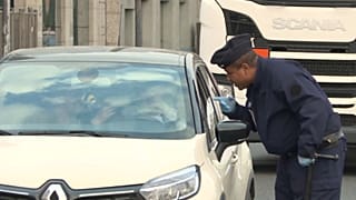 La police contrôle, le confinement est toujours de mise pour Pâques