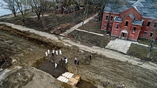 New York'ta koronavirüsten ölenlerin cenazeleri 'ölüler adasına' gömülüyor
