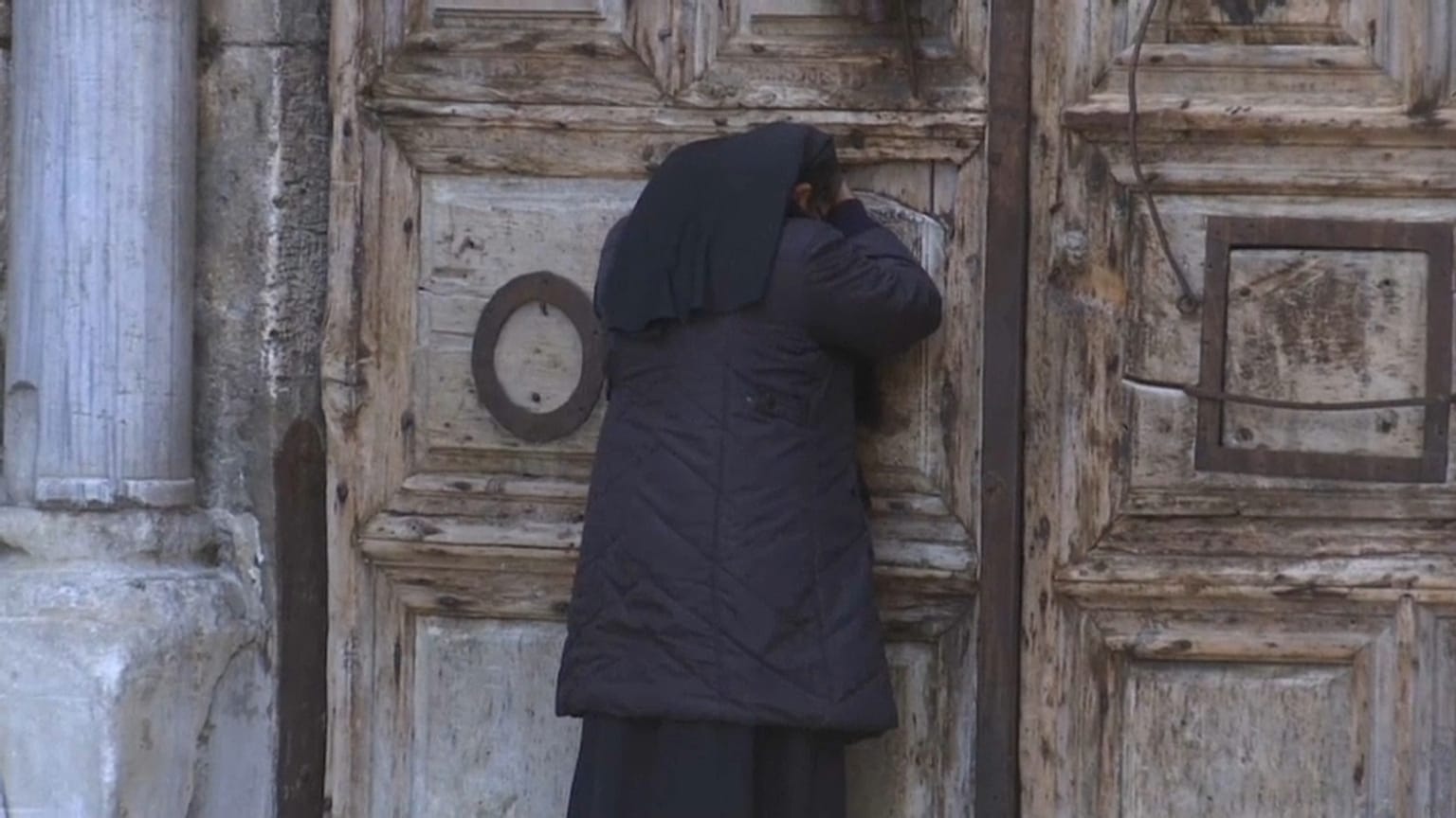 Cristianos y judíos celebran sus respectivas Pascuas aceptando las restricciones por coronavirus