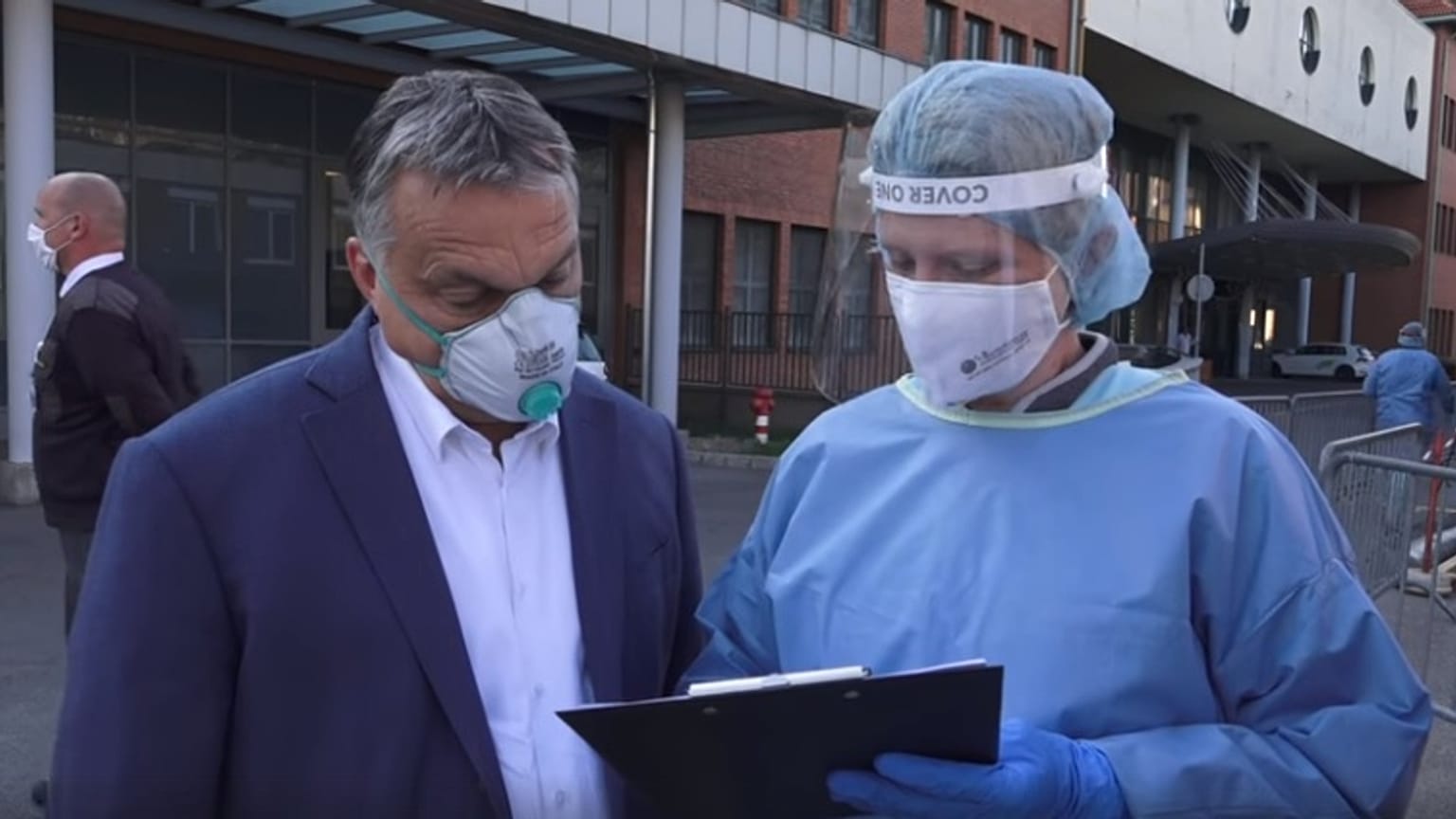 Szekszárdi vizit: a kormányfő, a vírus és a pálinka