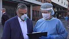Szekszárdi vizit: a kormányfő, a vírus és a pálinka