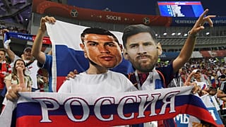 Cristiano Ronaldo ve Lionel Messi maskesi takan taraftarlar 