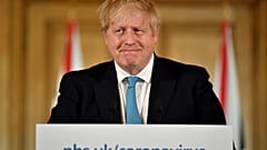 Boris Johnson brit miniszterelnök a Downing Street 10-ben 2020. március 19-én