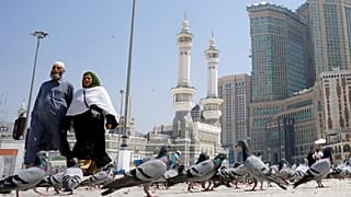 امام جماعت مکه برای بیماران کرونا در عربستان آب زمزم فرستاد