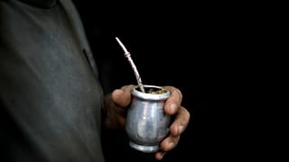 El coronavirus pone en jaque a quien comparte el mate