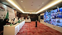  يترأس الأمير عبد العزيز بن سلمان آل سعود، وزير الطاقة السعودي، ثالث يمين، قمة افتراضية لوزراء الطاقة لمجموعة العشرين- السعودية 