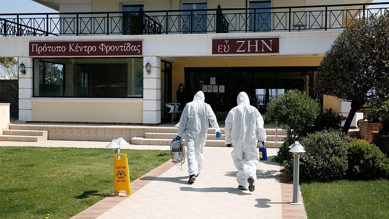 ΚΡΟΥΣΜΑΤΑ ΚΟΡΟΝΟΪΟΥ ΣΕ ΟΙΚΟ ΕΥΓΗΡΙΑΣ ΣΤΗ ΝΕΑ ΜΑΚΡΗ