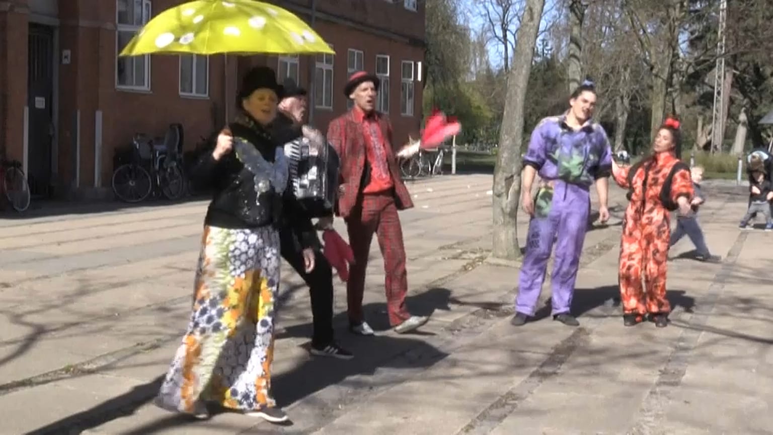 Covid-19 in Dänemark: Bald wieder Schule und Zirkus im Hinterhof