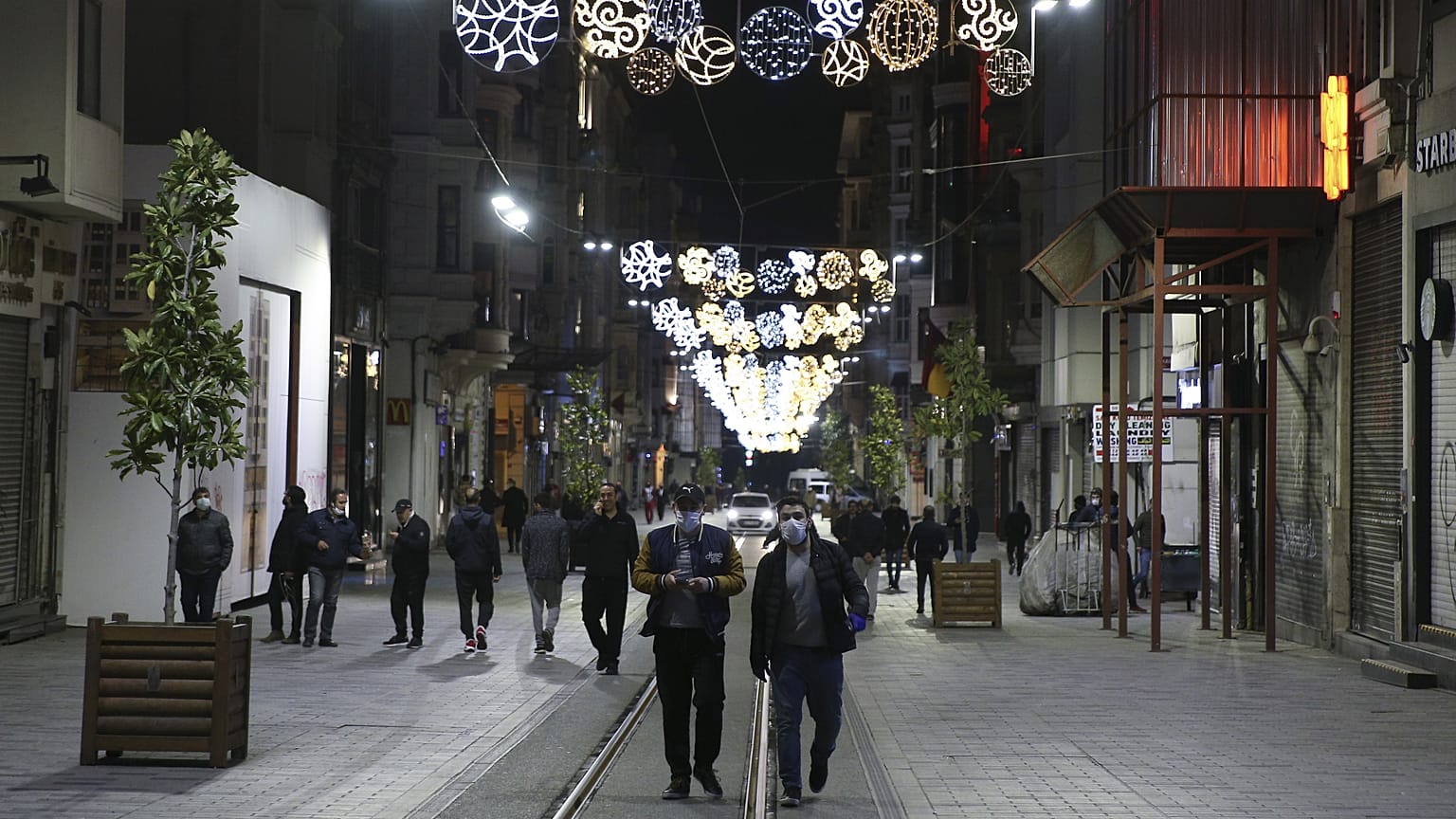 Koronavirüsle mücadele kapsamında uygulanan 48 saatlik sokağa çıkma yasağı sona erdi. Yasağın bitmesinin ardından bazı vatandaşların İstiklal Caddesi'ne geldiği görüldü.