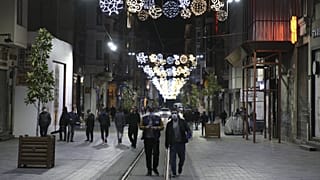 Koronavirüsle mücadele kapsamında uygulanan 48 saatlik sokağa çıkma yasağı sona erdi. Yasağın bitmesinin ardından bazı vatandaşların İstiklal Caddesi'ne geldiği görüldü.