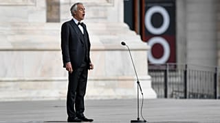 El cantante italiano Andrea Bocelli actúa fuera de la catedral del Duomo, el domingo de Pascua, en Milán, Italia, el 12 de abril de 2020.