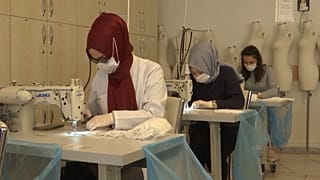 İstanbul'da okullarda maske dikimi