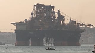 Dev petrol arama platformu 'Scarabeo 9' İstanbul Boğazı'ndan geçti