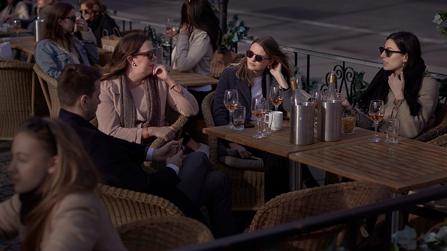 Una terraza de Estocolmo el 8 de abril